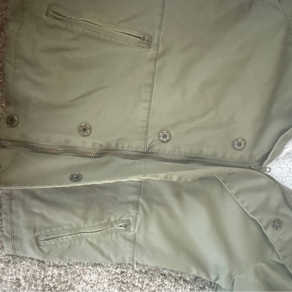 J.Crew khaki/olive green Twill
Jacket with sherpa lining. Size 4
Model 46594 - Picture 6 of 9